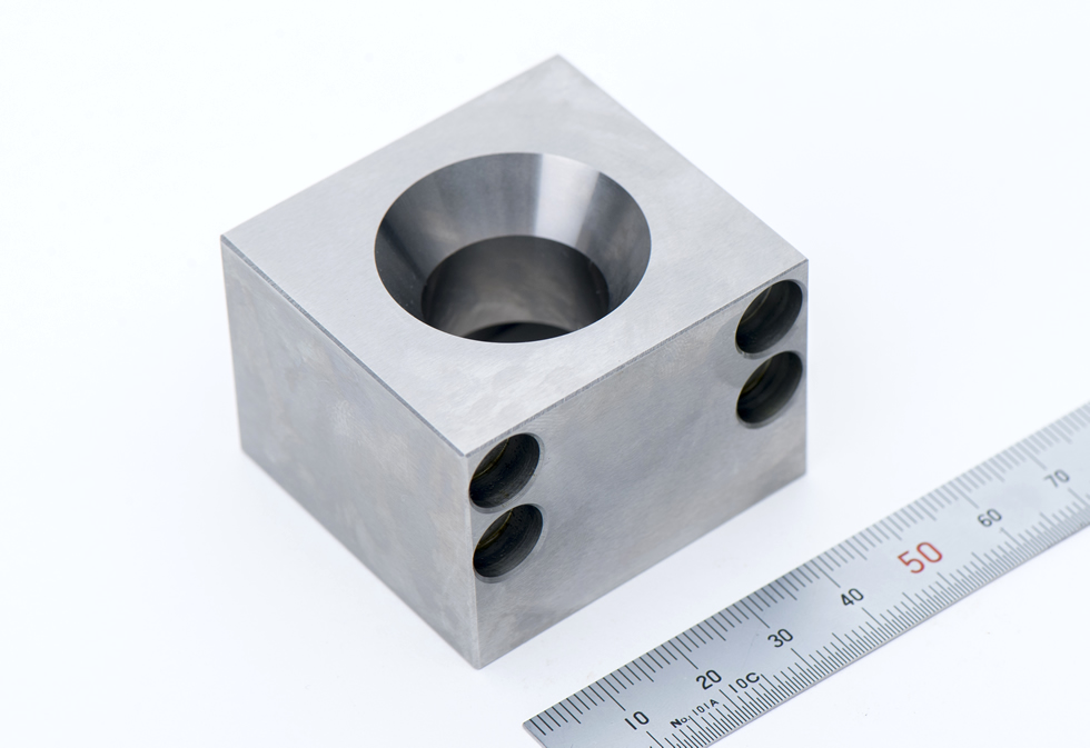 64チタン材(Ti-6Al-4V) 切削加工→テーパー研削加工